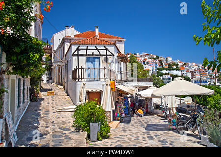 Ruelle pittoresque dans la ville de Skopelos, l' île de Skopelos, Sporades du Nord, Magnessia, Thessalie, Grèce. Banque D'Images