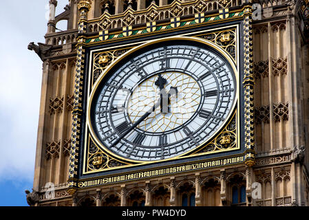 Low angle view of Big Ben dans la ville Banque D'Images