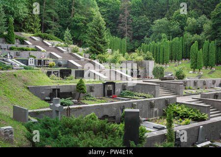 Vilnius cimetière, vue sur le Cimetière Antakalnis bien entretenu à la périphérie de Vilnius, Lituanie. Banque D'Images