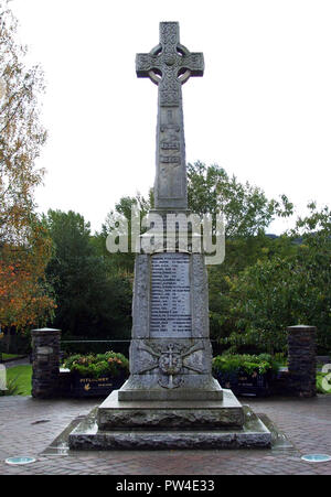 Le monument aux morts dans la ville écossaise de Pitlochry qui commémore les soldats courageux qui se sont battus et sont morts dans les deux guerres mondiales. Banque D'Images