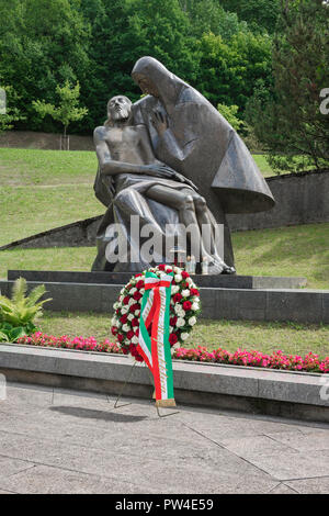 Vue du monument dans le cimetière Antakalnis à Vilnius dédié aux soldats pro-indépendantistes tués par les forces spéciales soviétiques en 1991. Banque D'Images