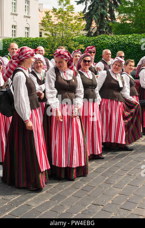 Festival de la Lituanie, vue de femmes portant le costume traditionnel en attente de parade dans la place de la cathédrale dans la chanson et danse Festival à Vilnius. Banque D'Images