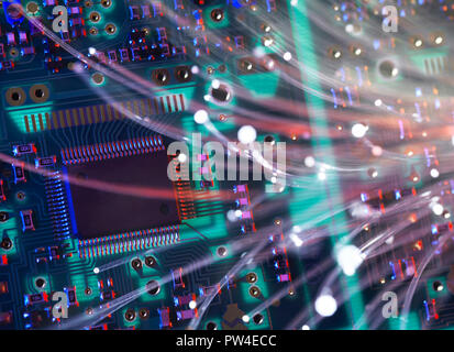 Close-up de fibres optiques et de circuits imprimés plus lumineux Banque D'Images