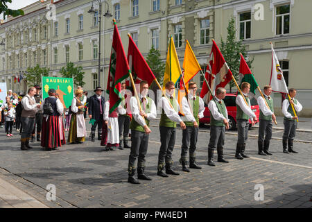 La Lituanie festival, voir des jeunes en costume traditionnel en attente de parade dans la place de la cathédrale dans la chanson et danse Festival à Vilnius. Banque D'Images