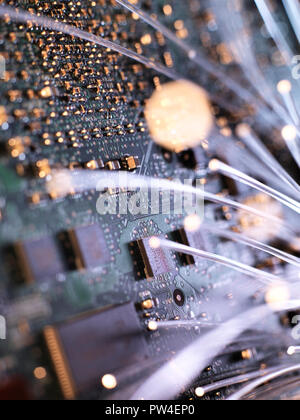High angle view of illuminated la fibre optique sur la carte de circuit imprimé d'ordinateur portable Banque D'Images