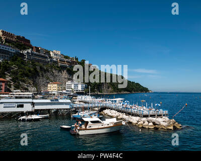Les petits bateaux amarrés à la Marina Grande, Sorrente, Campanie, Italie. Banque D'Images