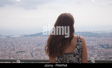 Fille d'un séjour sur terrasse d'observation. La ville de Barcelone vue aérienne. Aperçu de la ville. Banque D'Images