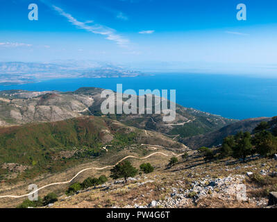 Voir l'ensemble de l'Albanie depuis le mont Pantokrator, Corfou, îles Ioniennes, Grèce. Banque D'Images