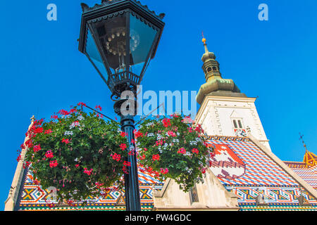 Zagreb, Croatie, église de St Marc et de fleurs jardinière. Ville Haute, Gornji Grad, partie historique de Old Zagreb Banque D'Images