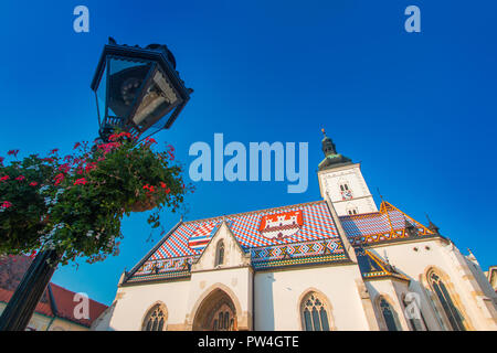 Zagreb, Croatie, église de St Marc et de fleurs jardinière. Ville Haute, Gornji Grad, partie historique de Old Zagreb Banque D'Images