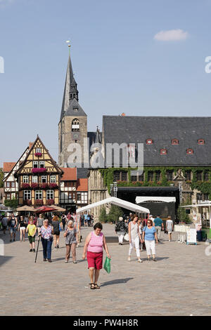 Les touristes sur la place de la vieille ville de Quedlinburg Banque D'Images