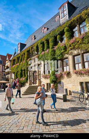 Les touristes sur la place de la vieille ville de Quedlinburg Banque D'Images