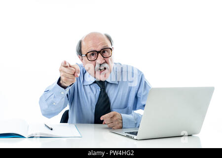 1960 senior businessman patron furieux hurlant et gesticulant contrarié et mad sitting on desk dans la gestion et problèmes de stress au travail isolé sur bac blanc Banque D'Images