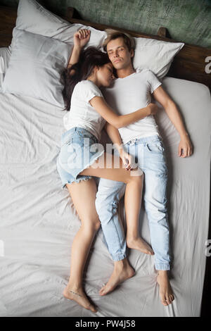 Couple au lit à la maison de chambre à coucher Banque D'Images