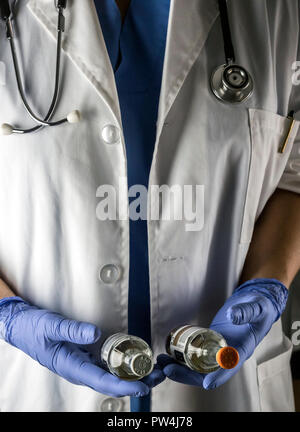 Médecin est titulaire de deux flacons de vaccin dans un hôpital, conceptual image Banque D'Images