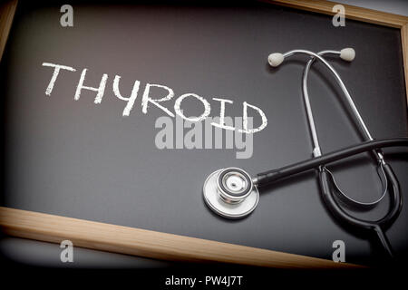 La thyroïde mot écrit dans la craie sur un tableau noir à côté d'un stéthoscope, conceptual image Banque D'Images