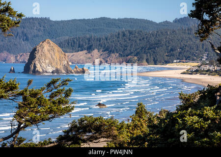 Haystack Rock dans la région de Cannon Beach, Oregon, USA. Banque D'Images