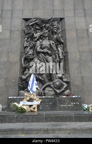 Monument à l'insurrection du Ghetto Juif de Varsovie en 1943 contre les Nazis qui fait face aujourd'hui le nouveau musée juif illustrant les mille ans d'histoire des juifs en Pologne. Banque D'Images