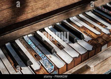 Concept musique - piano vintage - gros plan de clavier - touches de piano, Banque D'Images