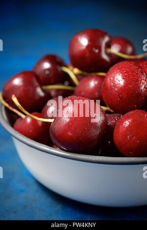 Close-up de cerises humide dans un bol sur la table Banque D'Images