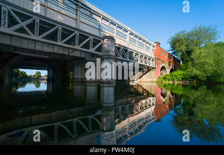 Le pont de chemin de fer vu de la rivière Severn, Shrewsbury, Shropshire. Banque D'Images