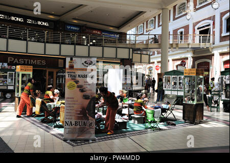 Massage thaïlandais au Victoria Wharf Shopping Centre à Cape town Afrique du Sud Banque D'Images