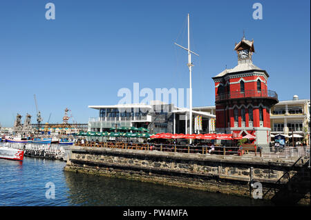 Bars et restaurants au Victoria and Alfred Waterfront à Cape Town, Afrique du Sud Banque D'Images