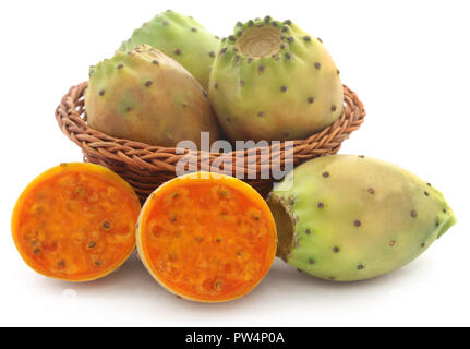 Le figuier de barbarie dans un panier sur fond blanc Banque D'Images