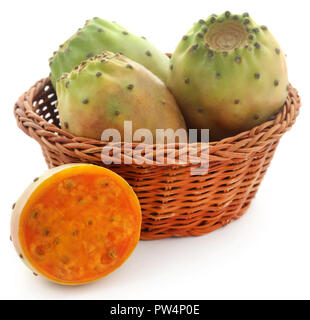 Le figuier de barbarie dans un panier sur fond blanc Banque D'Images