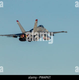 Un Corps des Marines américains F/A-18C Hornet attribué à Marine Fighter Attack Squadron (VMFA) 232, groupe d'aéronefs Marine 11, 3rd Marine Aircraft Wing, en vol pendant Red Flag Alaska 19-1 à Eielson Air Force Base, Alaska, 8 octobre 2018. Drapeau rouge est une série de l'Armée de l'air américaine du Pacifique commandant réalisé pour l'exercice de formation sur le terrain et les forces de la coalition américaine de fournir une contre-offensive conjointe réaliste, de l'interdiction de l'air, l'appui aérien rapproché et de grandes et de l'emploi d'une formation dans un environnement de combat simulé. (U.S. Marine Corps photo du Sergent Maria A. Noyola) Banque D'Images