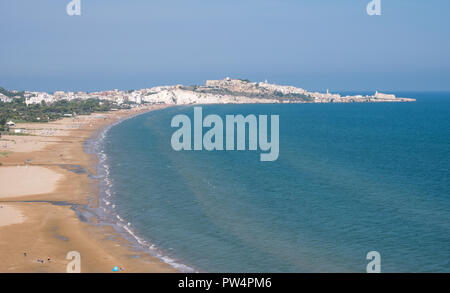 Littoral de la péninsule du Gargano dans les Pouilles, Italie du sud, avec la ville de Vieste, sur l'horizon. Photographié par temps clair, à la fin de l'été. Banque D'Images