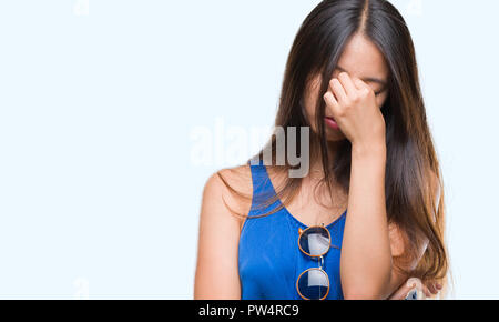 Young Asian Woman sur fond isolé fatigué se frottant le nez et les yeux sentant la fatigue et les céphalées. Le stress et la frustration concept. Banque D'Images