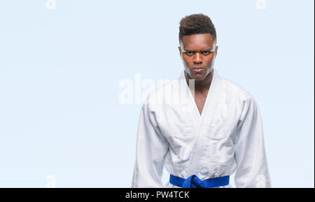 Young african american man sur fond isolé portant des kimono sceptique et nerveux, fronçant bouleversé parce que de problème. Personne négative. Banque D'Images