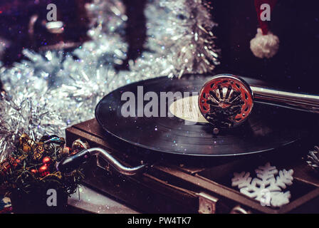 Image de Noël. La lecture d'un gramophone record. Banque D'Images