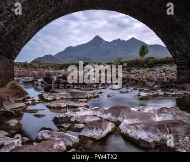 Les Cuillin de Skye, en Écosse, encadré par le vieux pont de Sligachan. Banque D'Images