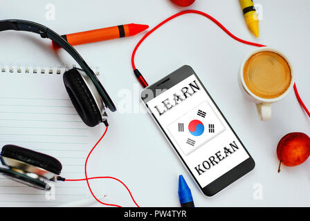 Smartphone avec drapeau coréen et écouteurs. concept de l'apprentissage par le coréen cours audio Banque D'Images