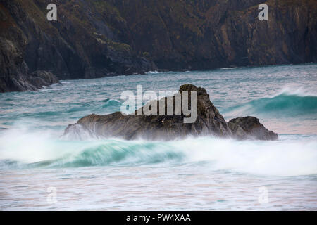 Vagues se briser sur les rochers de la côte de Cornouailles à Baie de Holywell à Cornwall Banque D'Images