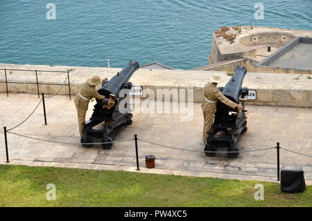 Le tir de la midi fusil dans la capitale maltaise de La Valette. La cérémonie a lieu chaque jour à la batterie dans la partie supérieure de la Barracca gardens Banque D'Images