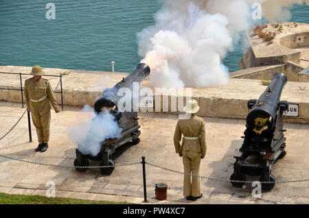 Le tir de la midi fusil dans la capitale maltaise de La Valette. La cérémonie a lieu chaque jour à la batterie dans la partie supérieure de la Barracca gardens Banque D'Images