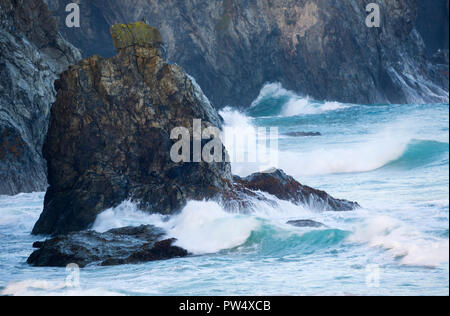 Le fracas des vagues au large baie de Holywell sur la côte nord des Cornouailles de Cornwall Banque D'Images