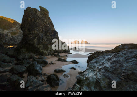 La pile de la mer sur la plage de Baie de Holywell en Cornouailles du Nord Banque D'Images