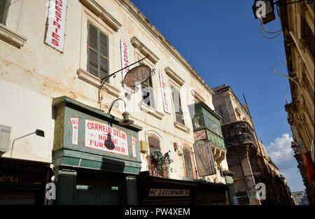 Les bâtiments de style traditionnel et les rues étroites de la capitale maltaise de La Valette Banque D'Images