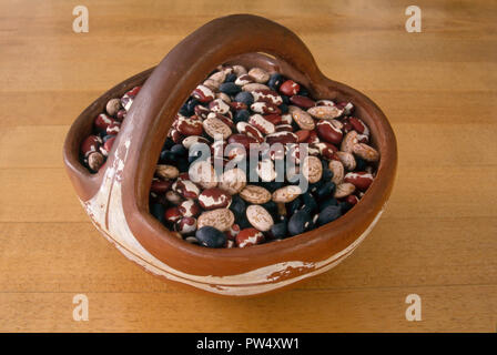 Haricots secs : haricots Anasazi, les haricots pinto, haricots noirs et dans un pueblo pottery bowl, Nouveau Mexique. Photographie Banque D'Images