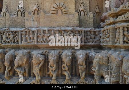 Les détails architecturaux du Soleil Temple dédié au dieu Soleil, construit par la dynastie Solanki/ Modhera.Gujarat/Inde Banque D'Images