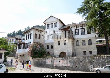 Musée ethnographique et berceau de l'ancien dictateur Enver hoha d'Albanie à Gjirokaster Banque D'Images
