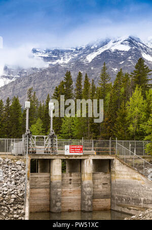 Le lac Minnewanka, BANFF, ALBERTA, CANADA - Juin 2018 : Vannes fermées pour contrôler le niveau d'eau sur le lac Minnewanka près de Banff. Banque D'Images