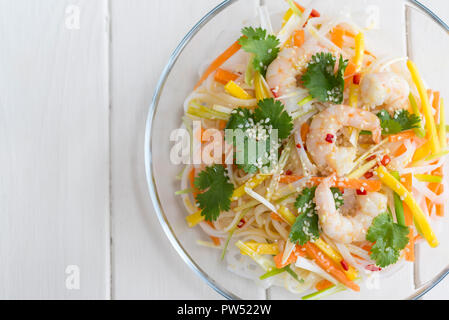 Style asiatique salade de nouilles aux crevettes, mangue et carotte. Banque D'Images