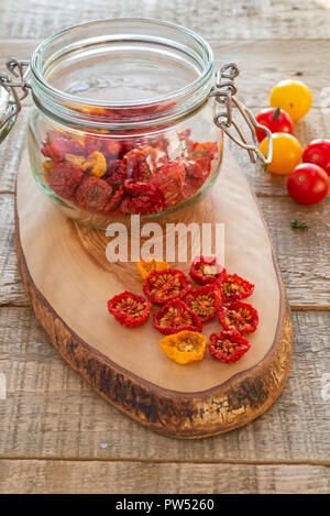 Tomates déshydratées dans un pot de rangement en verre. Banque D'Images