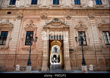 Le baroque Palazzo della Provincia dans la belle ville de Lecce, la "Florence du Sud", une destination touristique populaire dans les Pouilles, en Italie. Banque D'Images