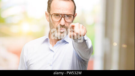 Homme d'âge moyen avec des lunettes dirigée vers l'avant avec le doigt Banque D'Images